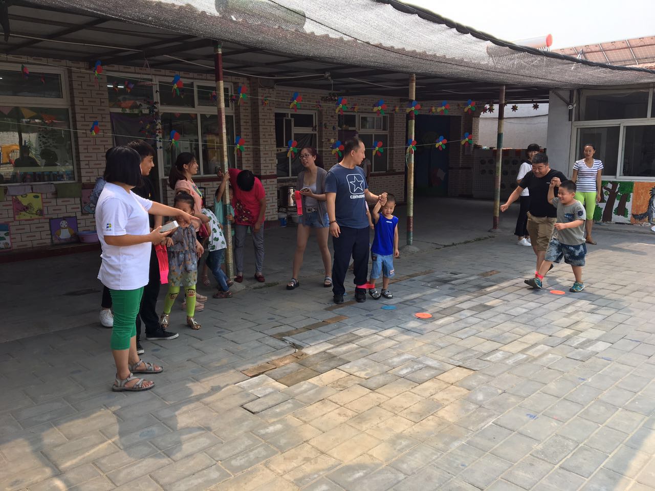 中国の農村幼稚園の卒業式と運動会支援